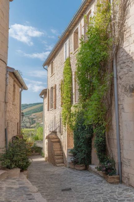 Les villages perchés méconnus de la Drôme et de l’Ardèche : trésors cachés du patrimoine régional.